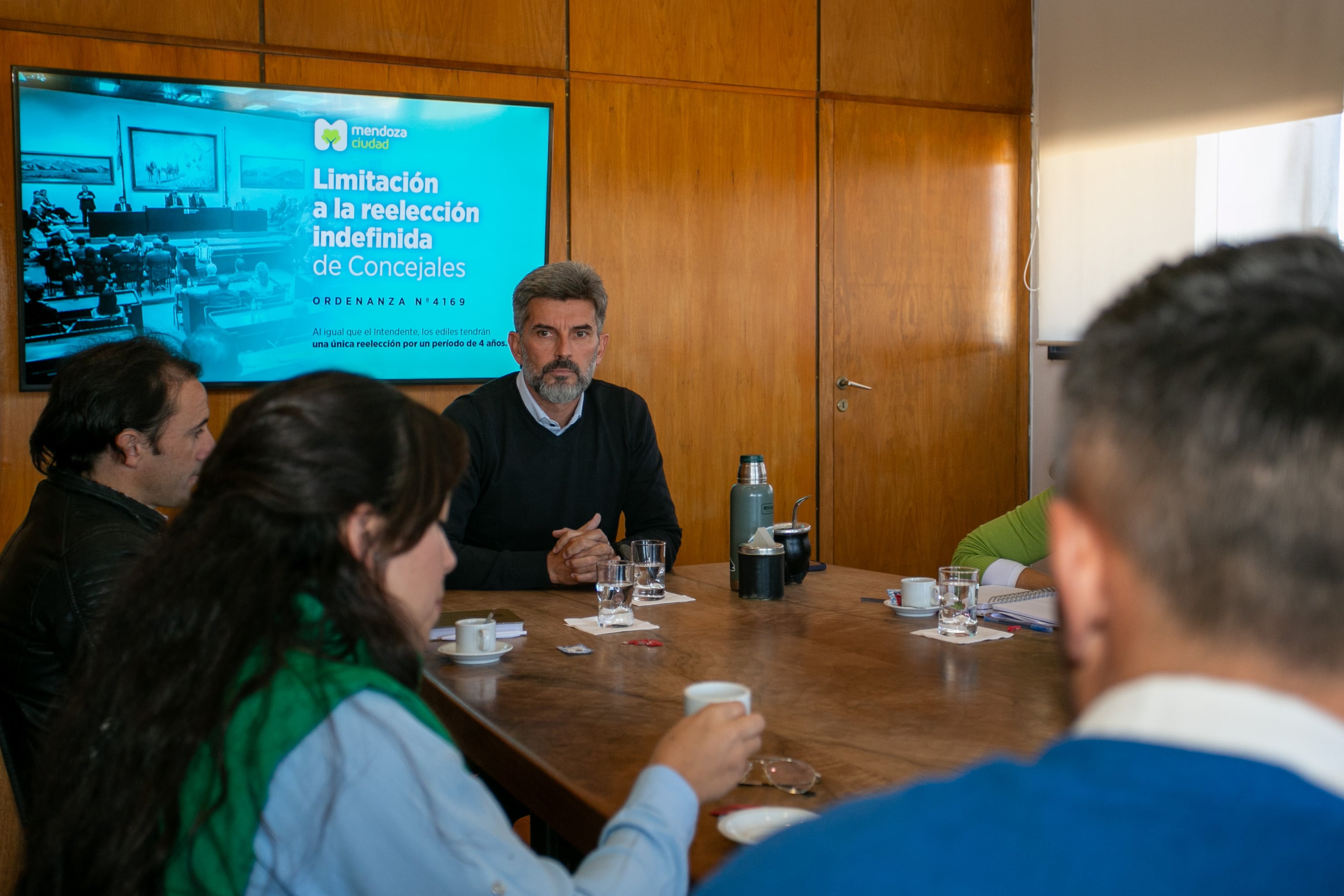 Ulpiano Suarez compartió con Gustavo Aguilera y concejales la iniciativa que limita la reelección indefinida de ediles. Foto: Municipalidad de Mendoza.