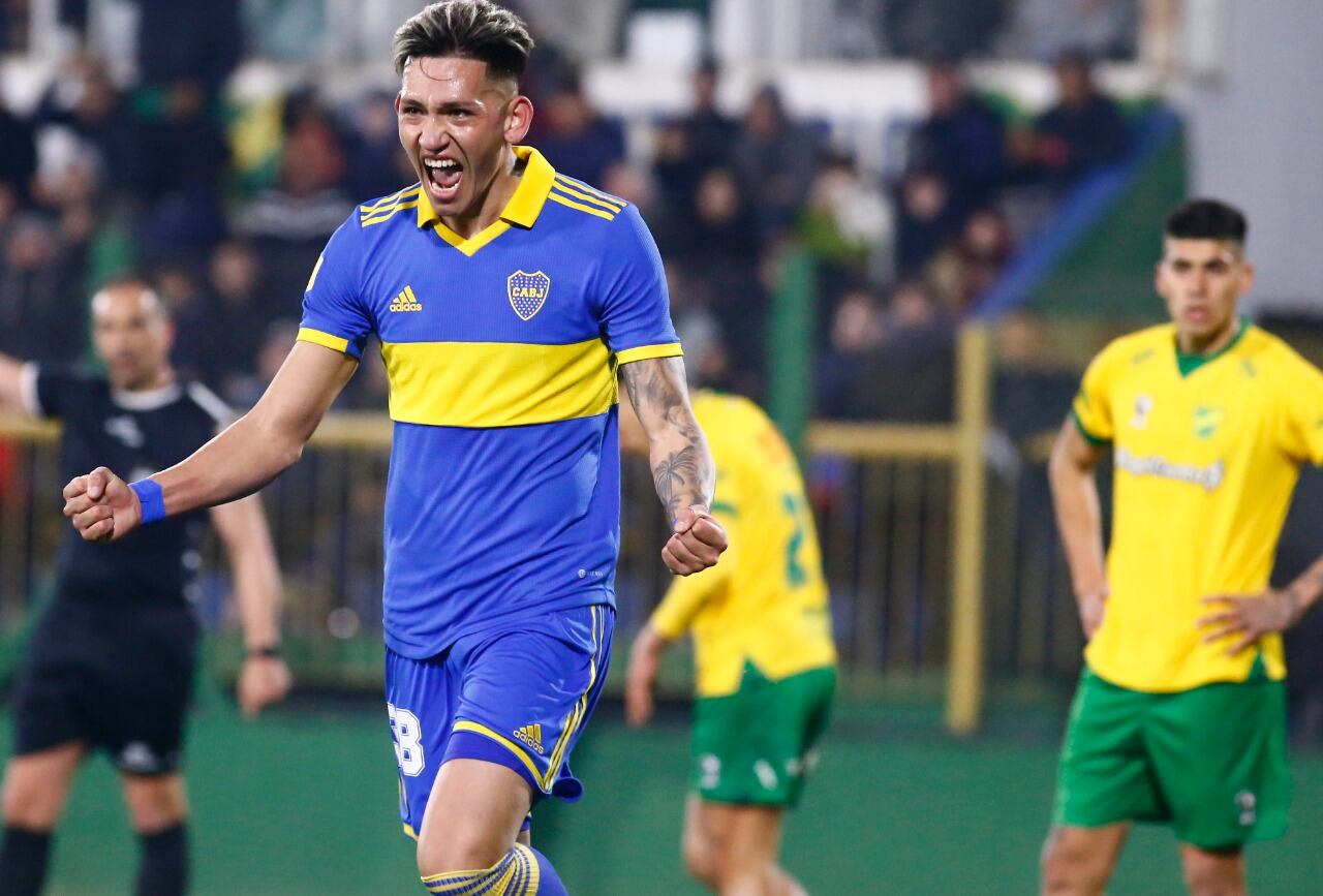 El pibe Luis Vázquez al momento del festejo de su tanto. Fue el 1-0 para Boca, en el cierre del partido con Defensa y Justicia. (Fotobaires)