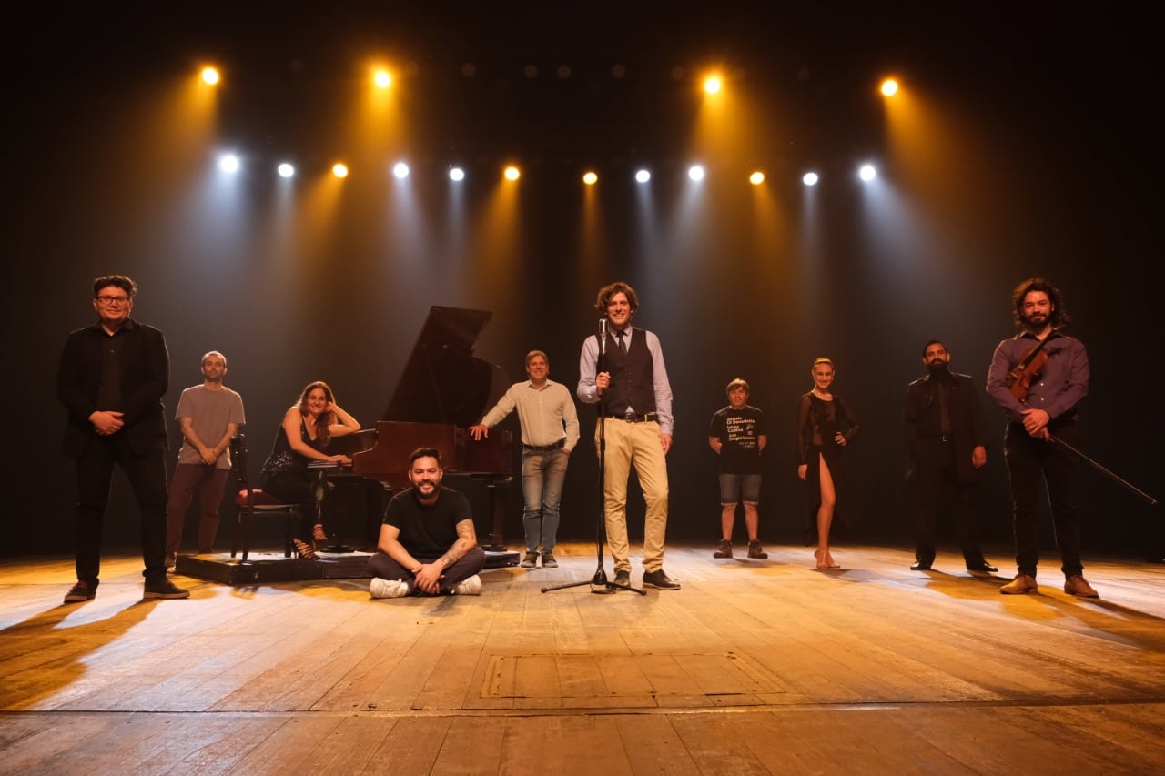 Ricardo Dimaria junto a los músicos que los acompañaron en la grabación del tema y el rodaje del clip en el teatro Independencia.