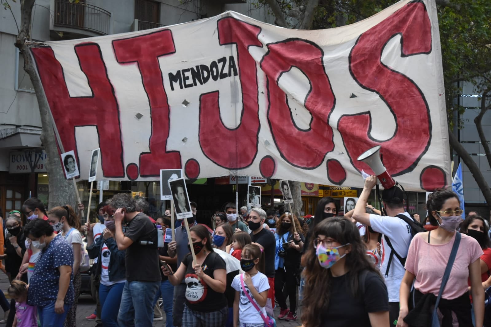 La marcha fue encabezada por familiares de desaparecidos, acompañados por la agrupación HIJOS y organizaciones sindicales y políticas. Foto: Mariana Villa / Los Andes