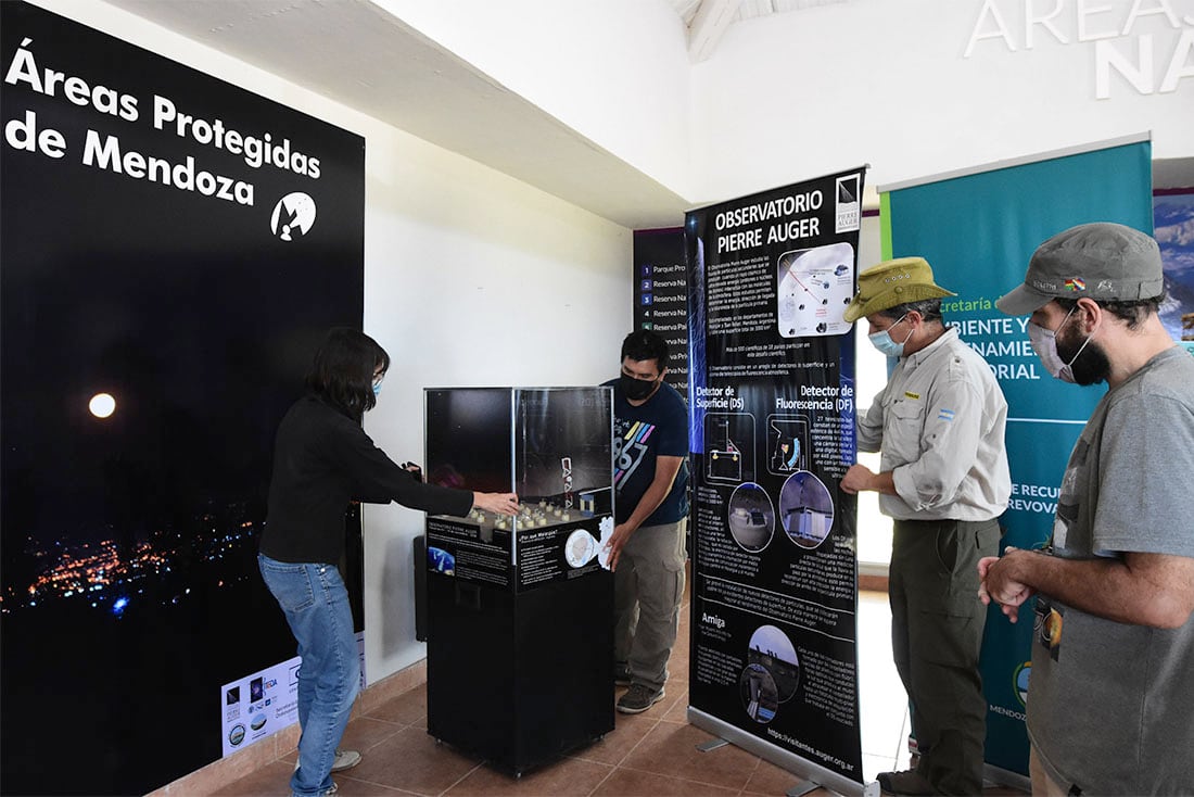 COFECyT. Capacitacion en Astronomía en áreas Naturales Protegidas de Mendoza, en el Divisadero Largo. Beatriz Garcia, astrónoma del proyecto, junto a Francisco Immerso, Alexis Manzilla, Ariel Ghillardi, Gustavo Vasca, durante la capacitacion de  equipo de trabajo del proyecto Constelacion Mendoza 
Foto: Mariana Villa/ Los Andes  