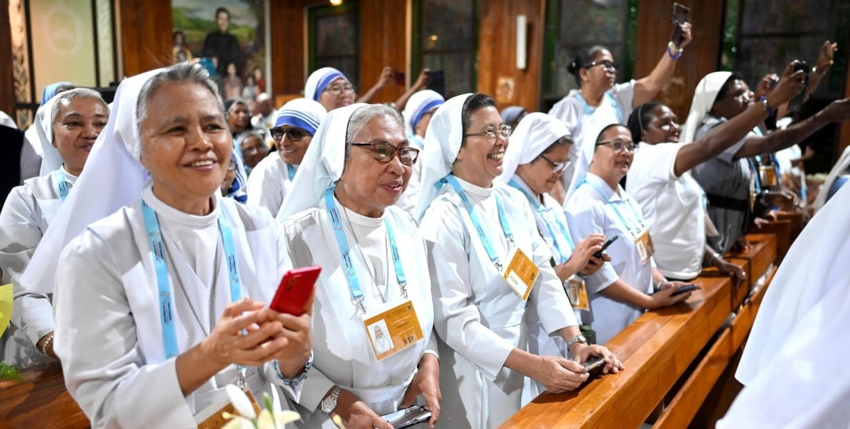 Un grupo de monjas durante un encuentro con el Papa. Foto: EFE.