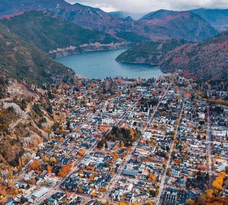 Vista aérea de San Martín de los Andes, con el lago Lácar de fondo