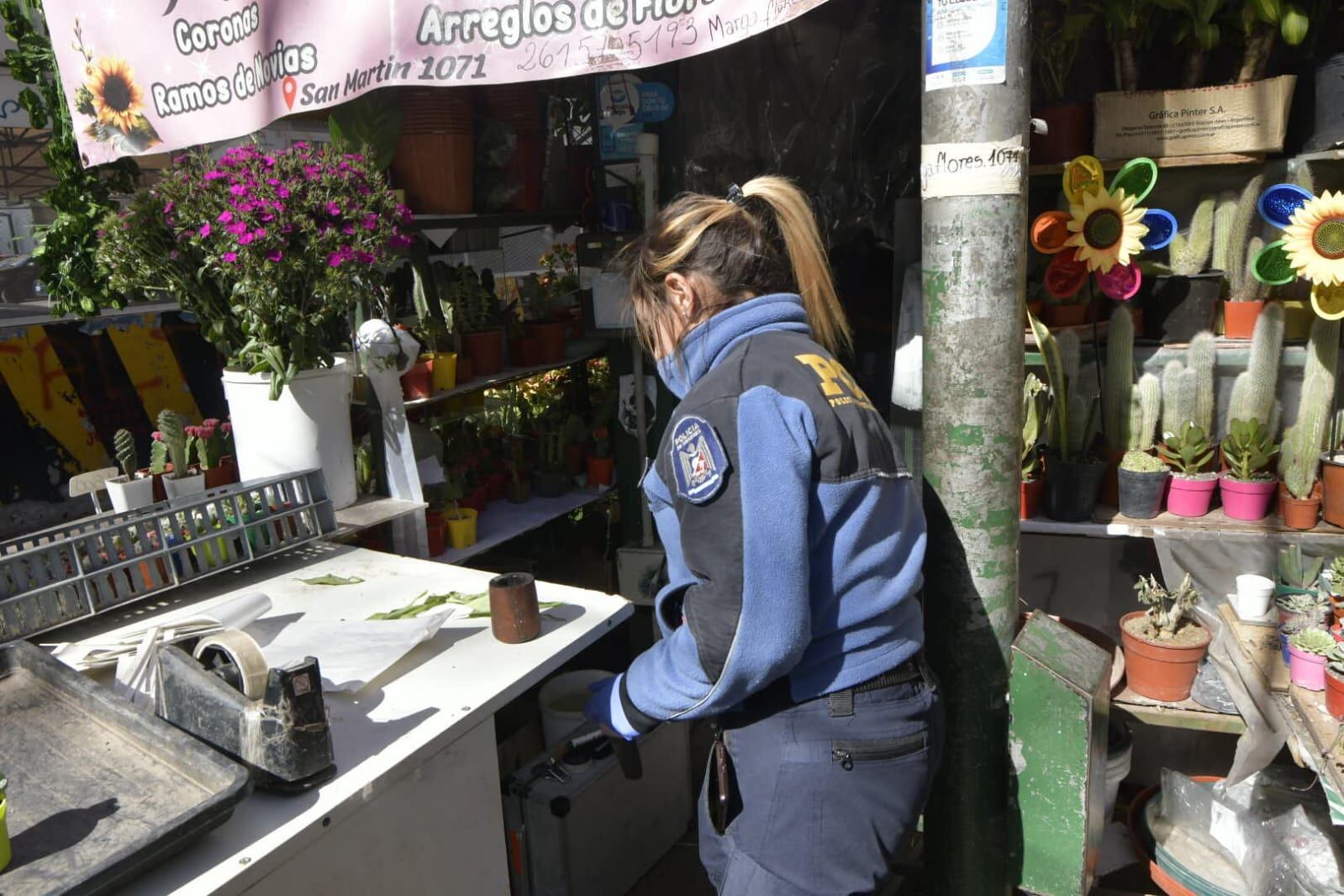 Robaron y causaron destrozos en el local de Margarita Flores. Foto: Orlando Pelichotti / Los Andes