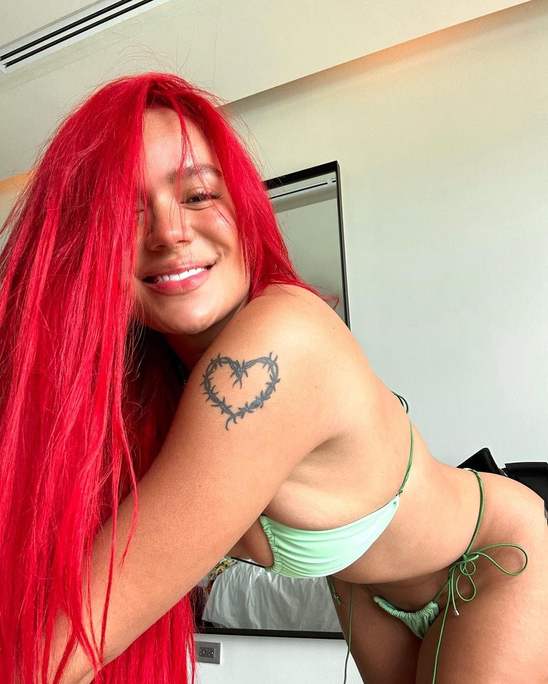 Karol G festejó su cumpleaños con una microbikini verde.