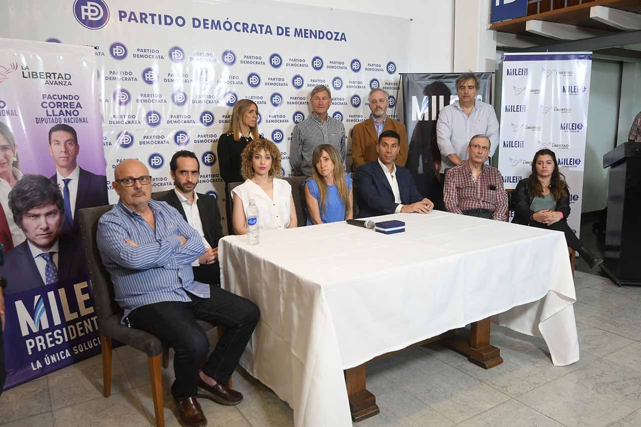 Tiempo pasado. En el bunker del partido La Libertad Avanza de Javier Milei en Mendoza estaban dirigentes del PD y el Partido Libertario. Al discurso del Presidente no fueron. Foto: Los Andes