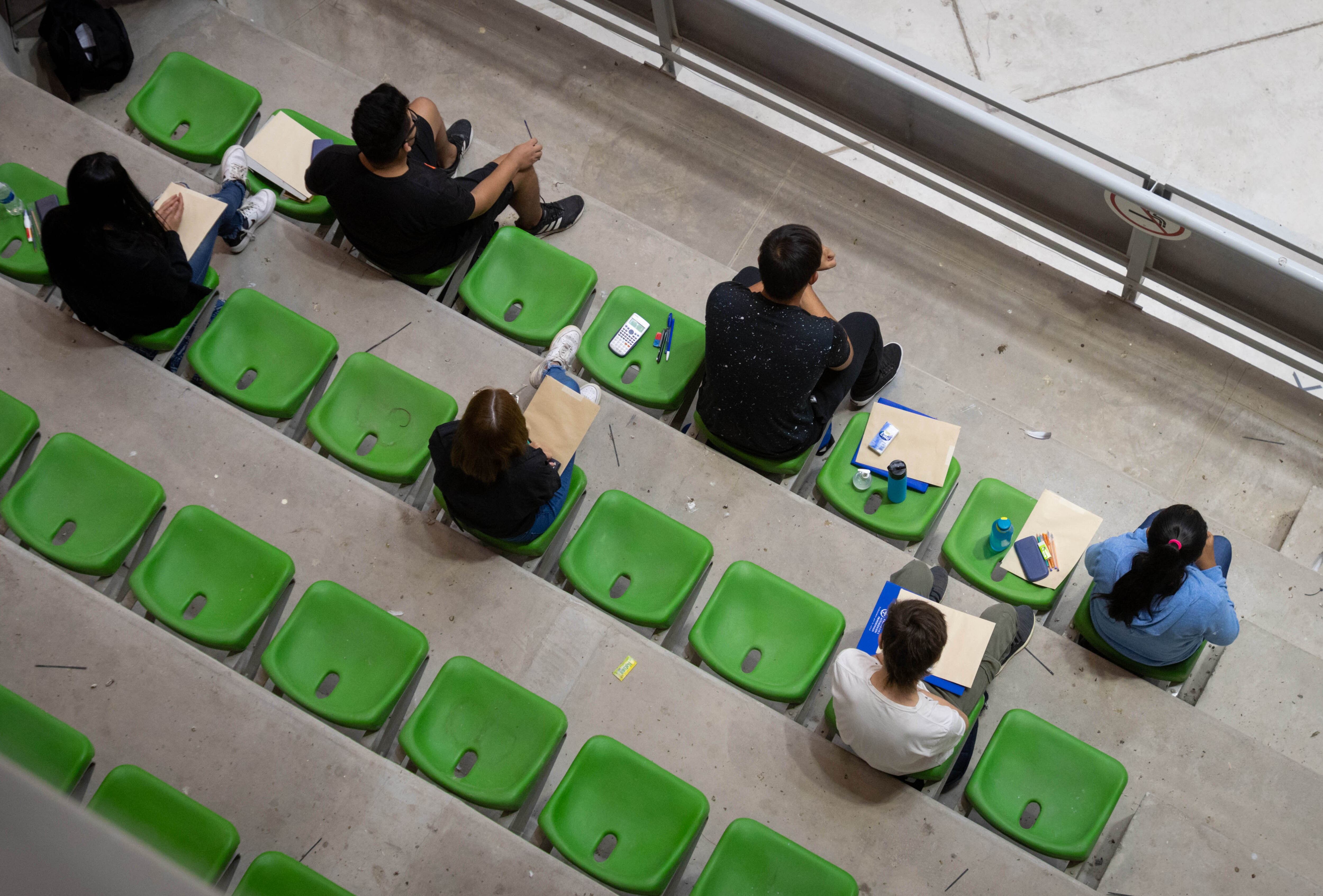 De a poco vuelve la presencialidad a la educación después de un año en el que la pandemia del coronavirus impuso la educación digital.