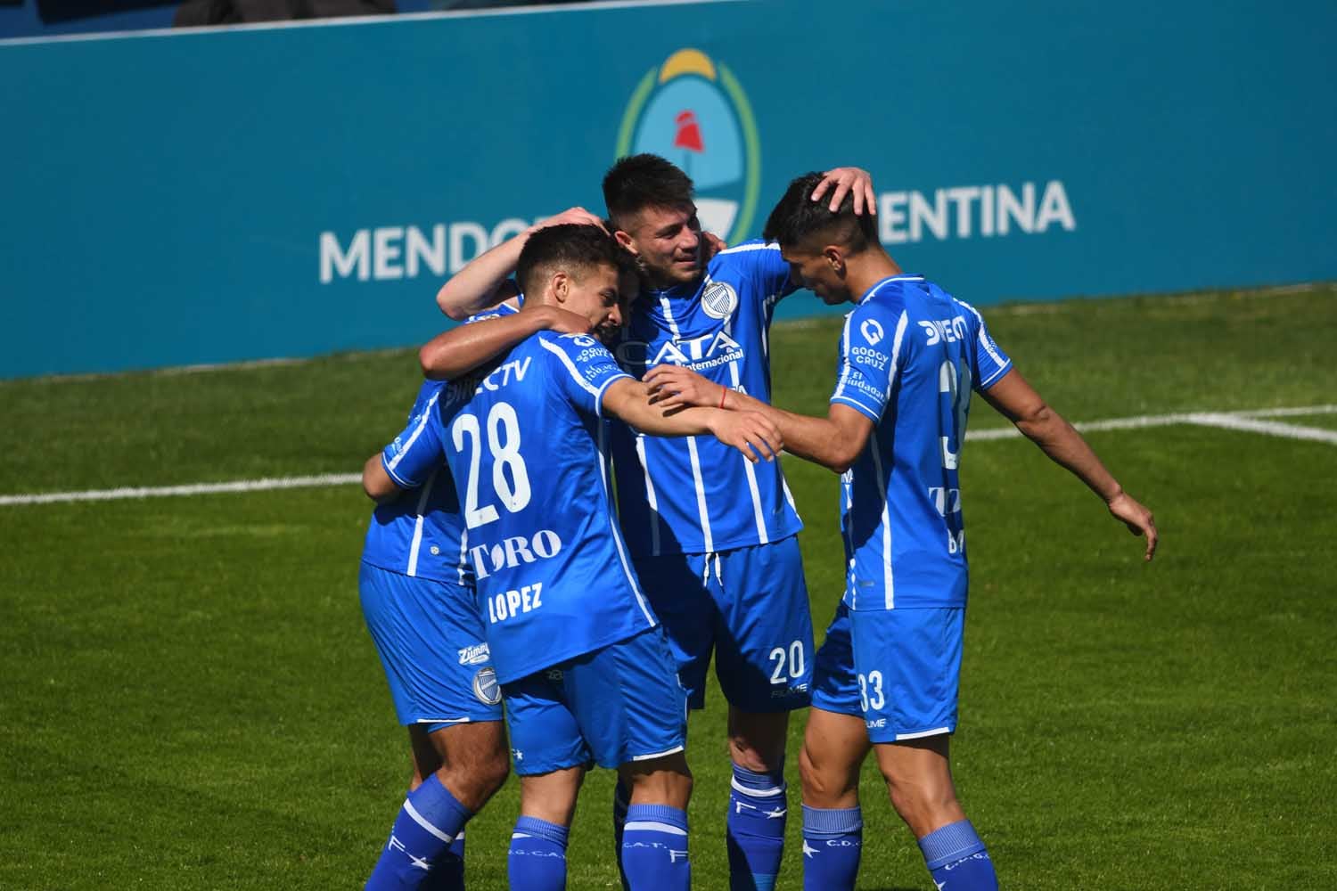 La alegría  de  los jugadores de Godoy Cruz en cada gol, en una tarde inolvidable