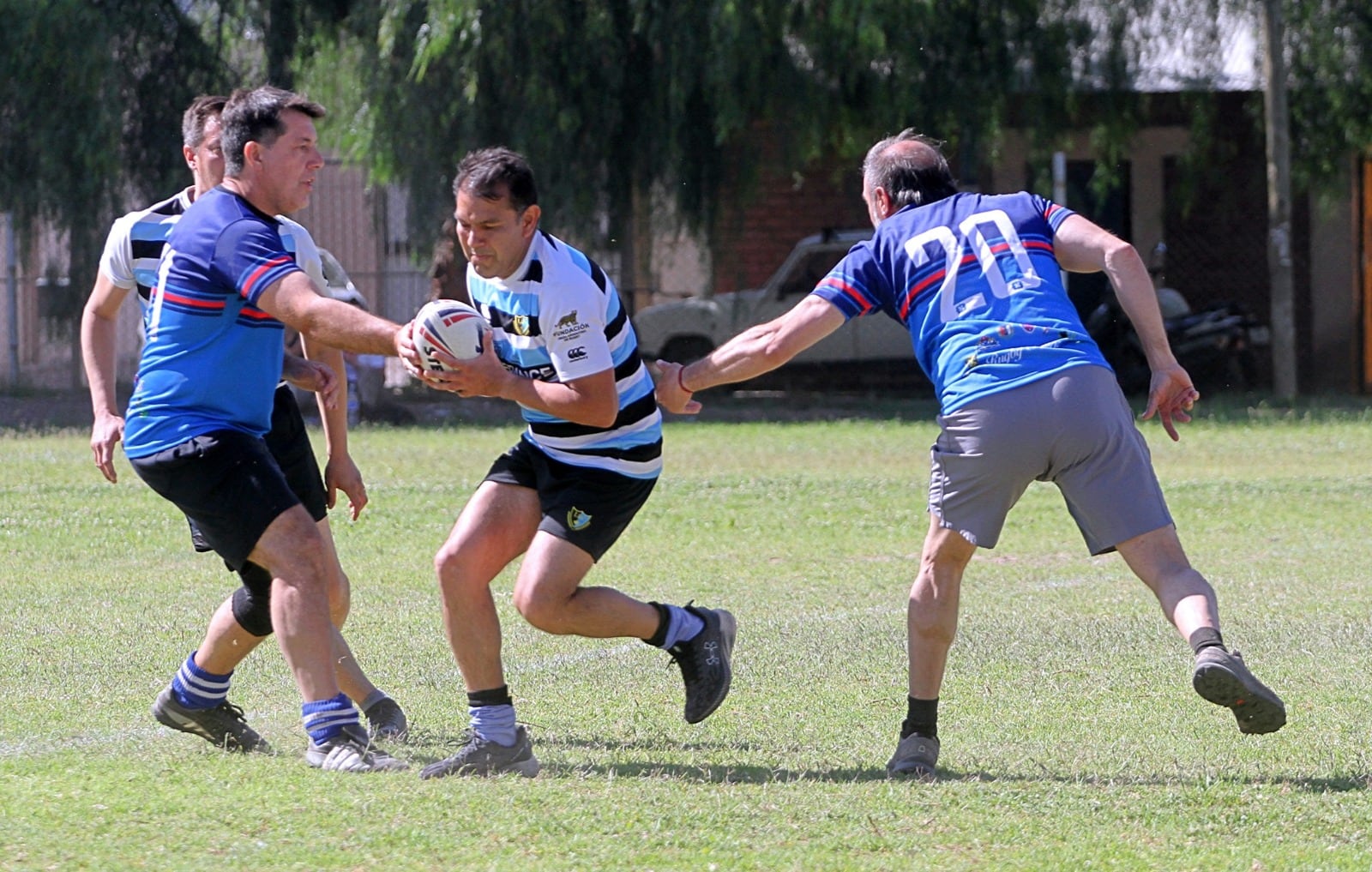 El rugby touch es entretenido y lo pueden practicar desde niños hasta personas que entran a la tercera edad.