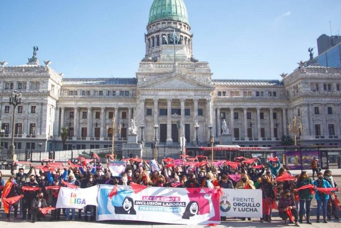 En junio, un grupo de activistas del cupo laboral trans se congregaron en la puerta del Congreso para hacer la vigilia a la sanción de la ley.