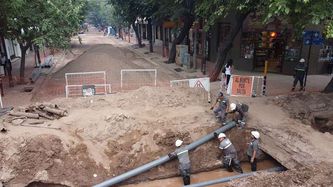 En noviembre, en la esquina de calles Garibaldi y San Juan de Ciudad, personal de Aguas Mendocinas trabajan en la renovación de cañerias de agua donde se realizará el nuevo hormigonado de calle San Juan

Foto: José Gutierrez / Los Andes