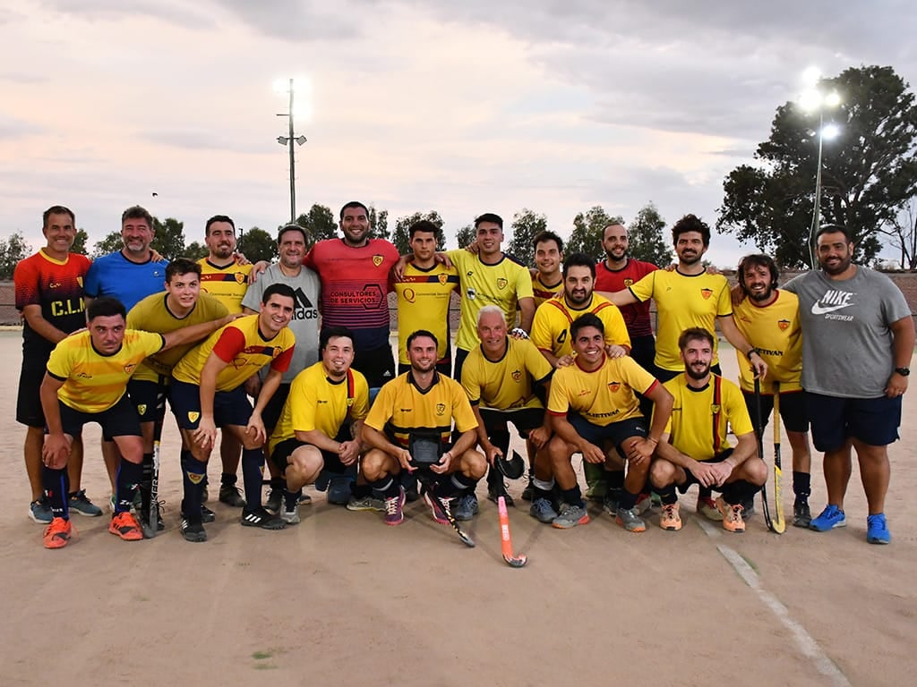 Una formación de Leonardo  Murialdo con jugadores de todas las épocas se hizo presentes en el homenaje a "Fran"