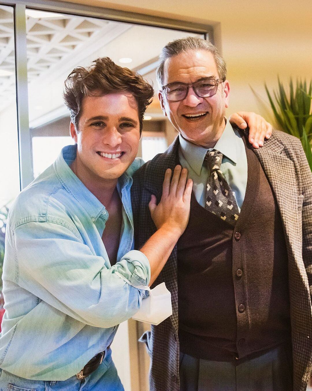 Diego Boneta y César Bordón en la serie. 