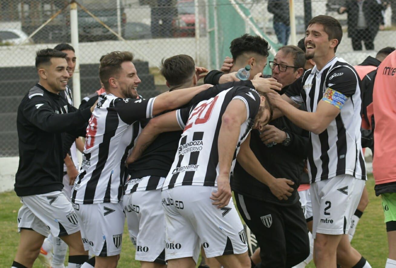 Tra sel gol de Solari, todos los jugadores del Lobo festejaron en un desahogo total. / Orlando Pelichotti 