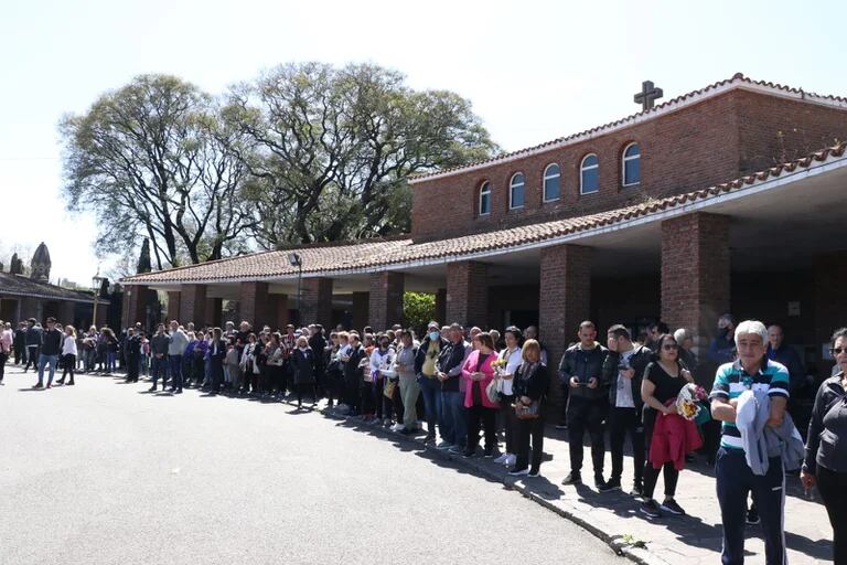 El público esperando para darle el último adiós (Foto: Ramiro Souto/Infobae)