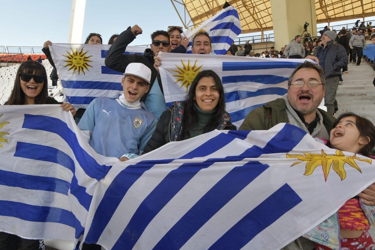 Ómnibus, ferri y avión en 15 horas: la odisea de la familia de un jugador uruguayo Sub 20 para llegar a Mendoza. Foto: Orlando Pelichotti / Los Andes.