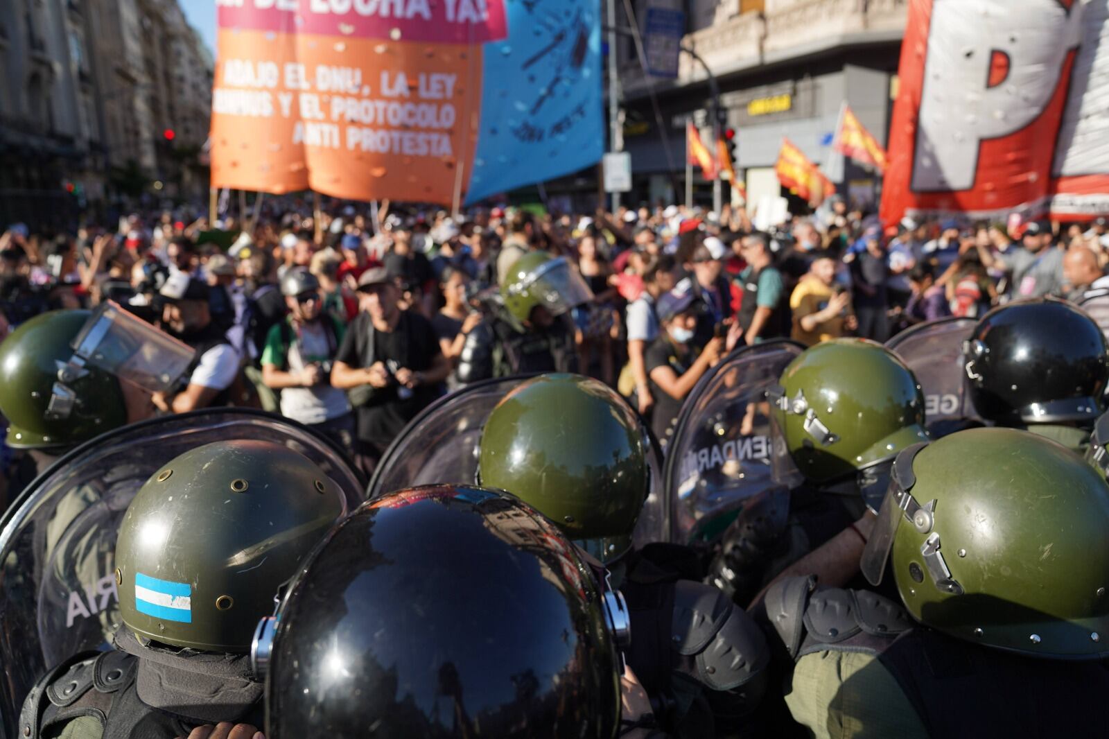 Protestas en las inmediaciones del Congreso mientras se debate la "ley ómnibus". (Gentileza Clarín)