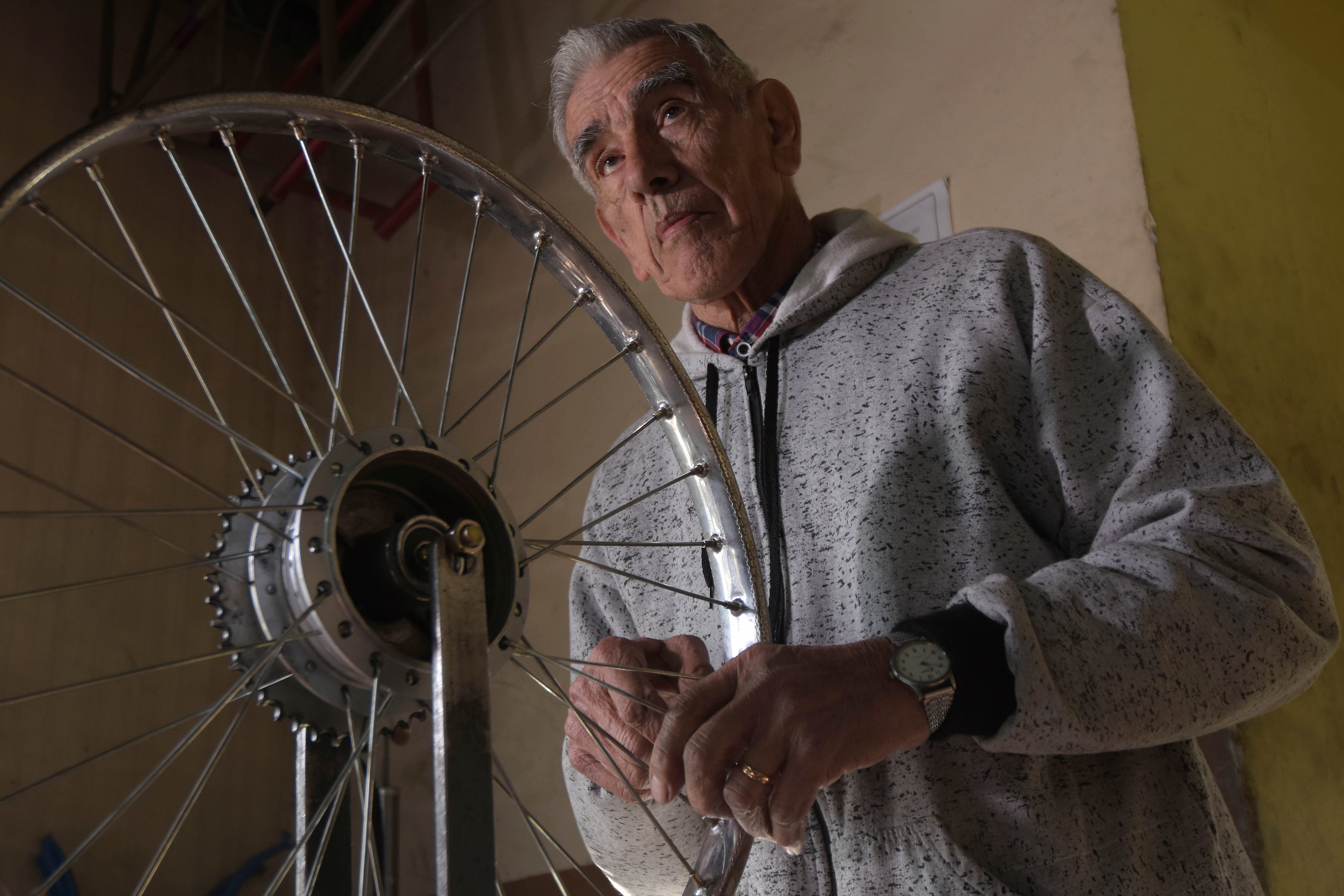 Ernesto Contreras "el Cóndor de América" gloria del ciclismo mendocino en su taller en 2017.