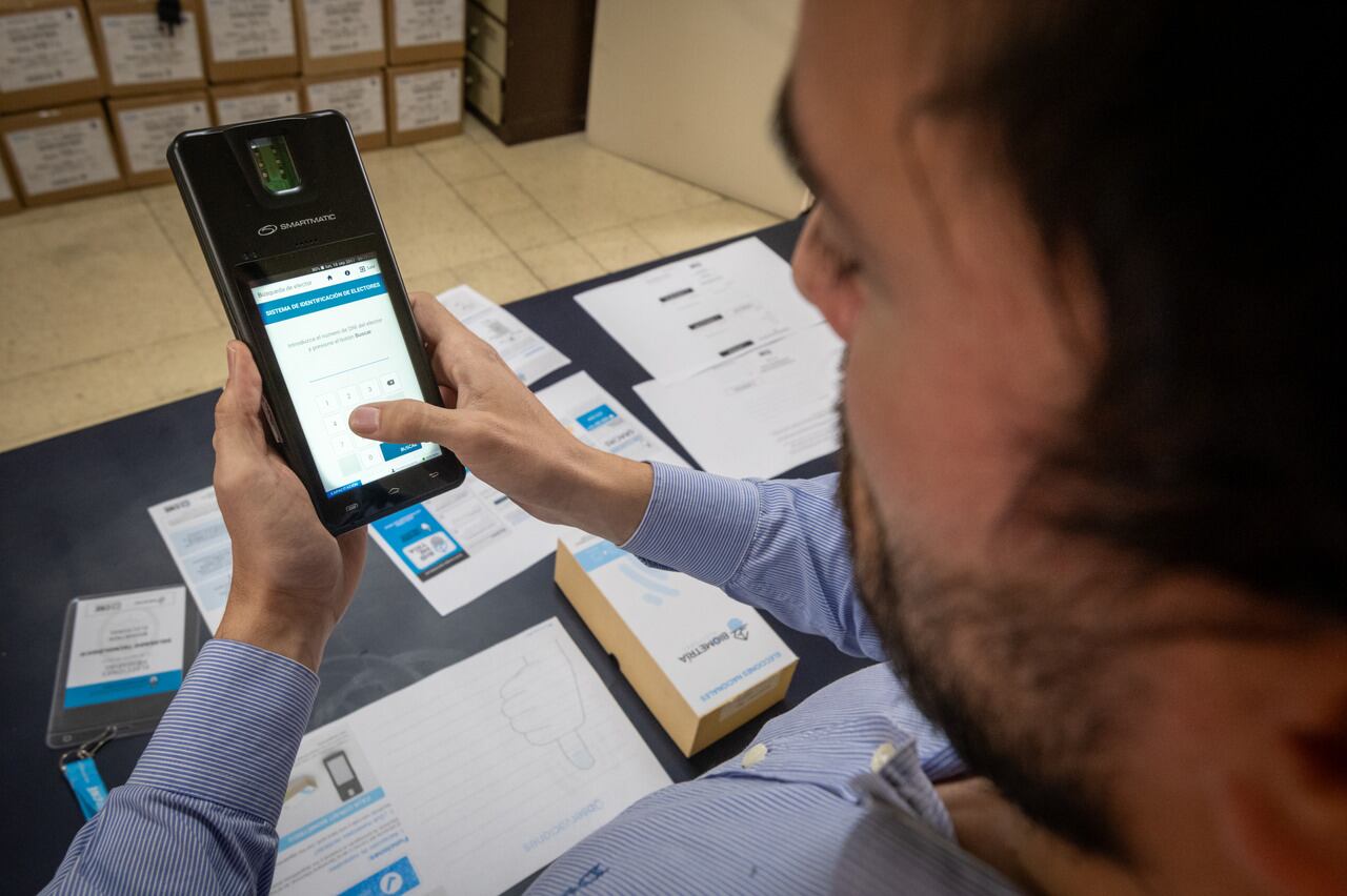 La Junta Nacional Electoral ya tiene listas las boletas, urnas y un nuevo dispositivo Identificador biométrico para una prueba piloto que se realizará en la provincia. 

Foto: Ignacio Blanco / Los Andes