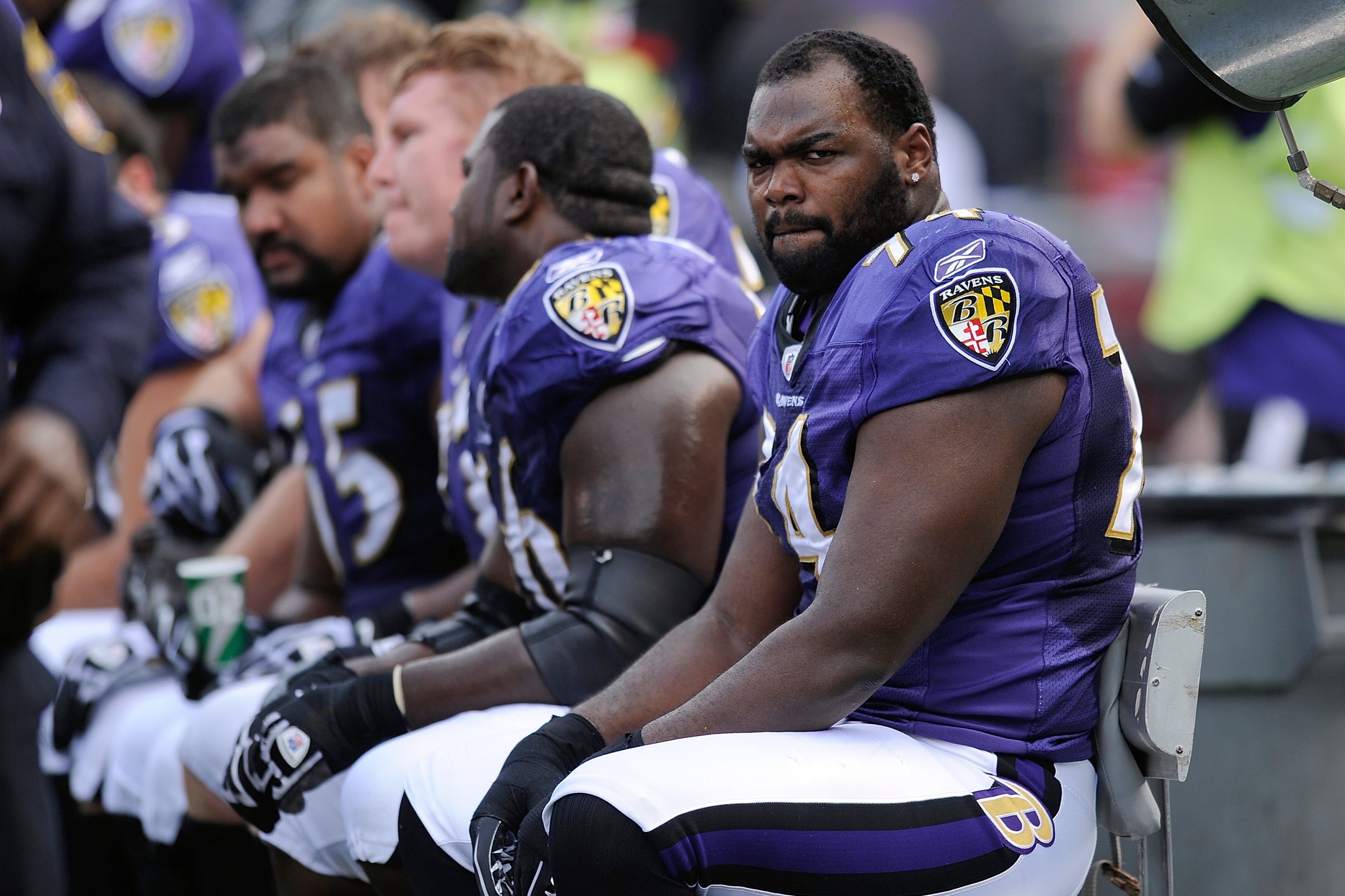 ARCHIVO - El tackle ofensivo de los Ravens de Baltimore Michael Oher sentado en el banco durante un juego de la NFL ante los Bills de Buffalo. Domingo 24 de octubre de 2010. (AP Foto/Nick Wass, Archivo)