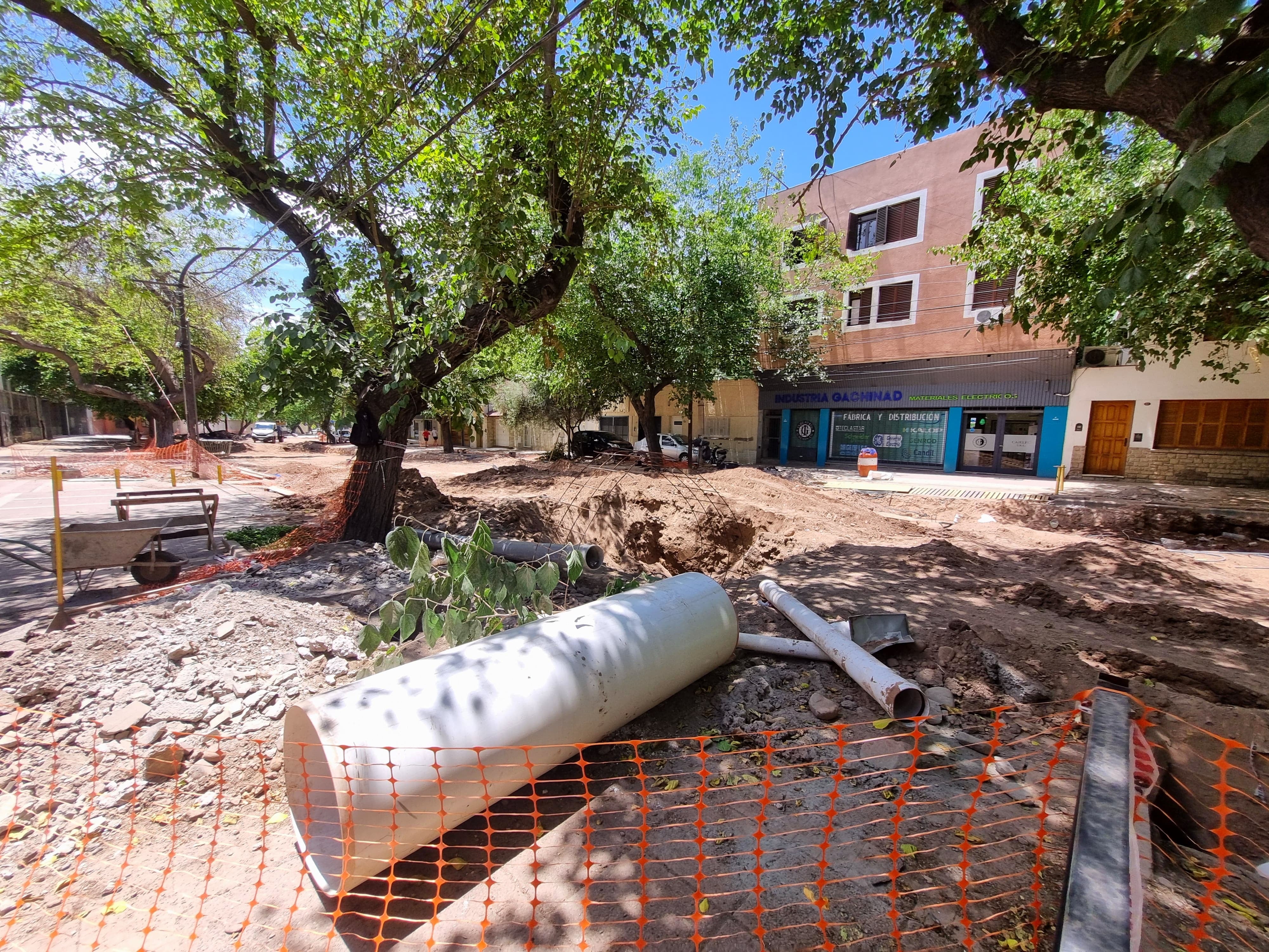 Interminable obra de cloacas y cañerías sobre calle San Juan, de Ciudad