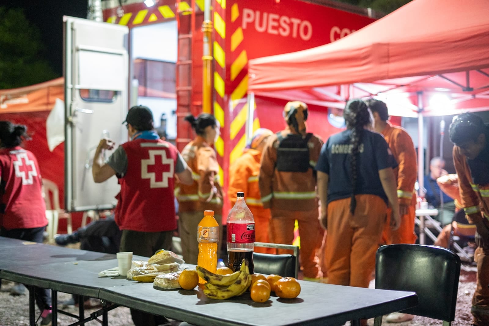 Sin descanso: personal de bomberos, Defensa Civil, municipales, incendios forestales