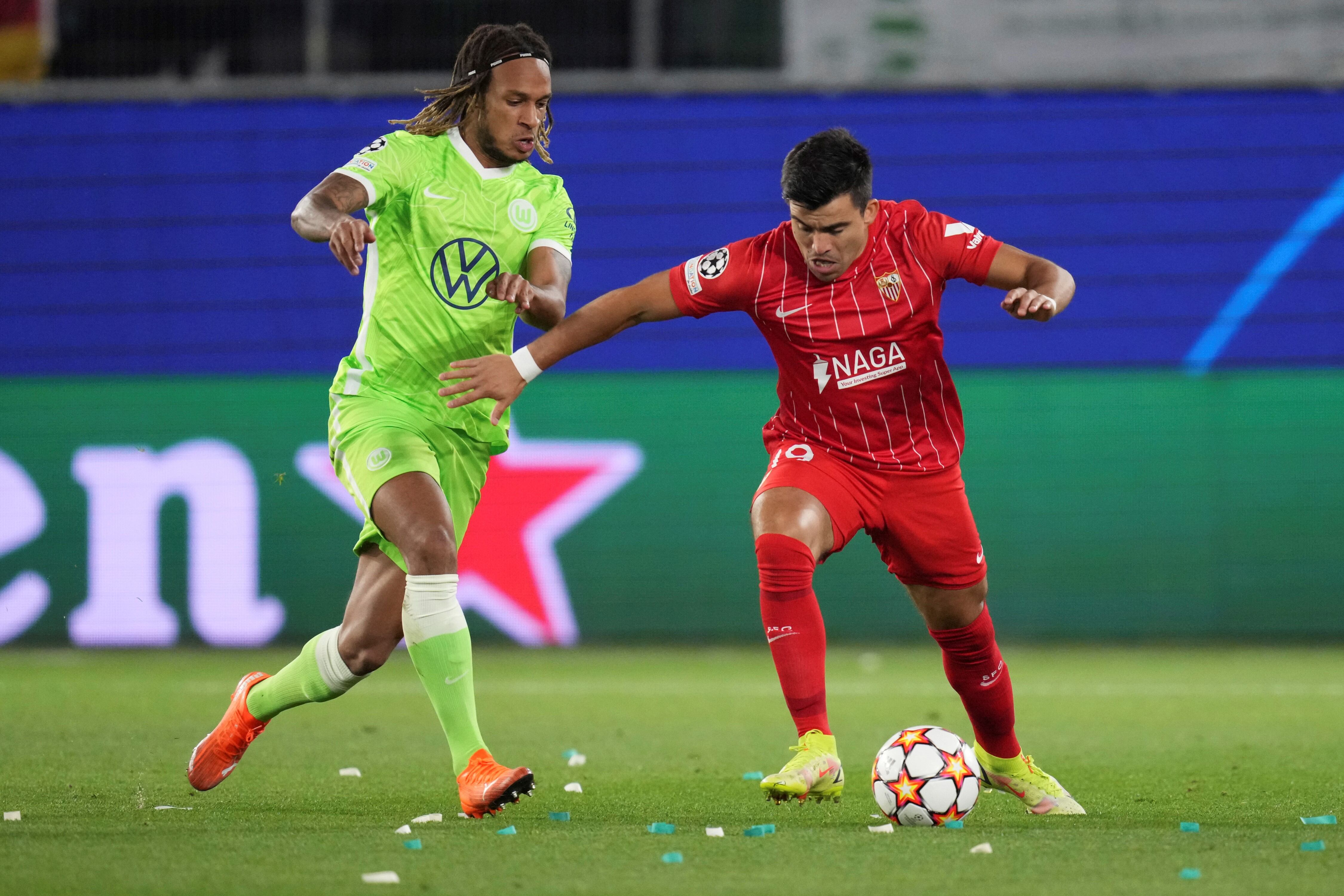 Marcos Acuña, de Sevilla, en el duelo por Champions ante Wolfsburgo. El jugador argentino se fue lesionado y preocupa su situación en la selección argentina. (Foto: AP)