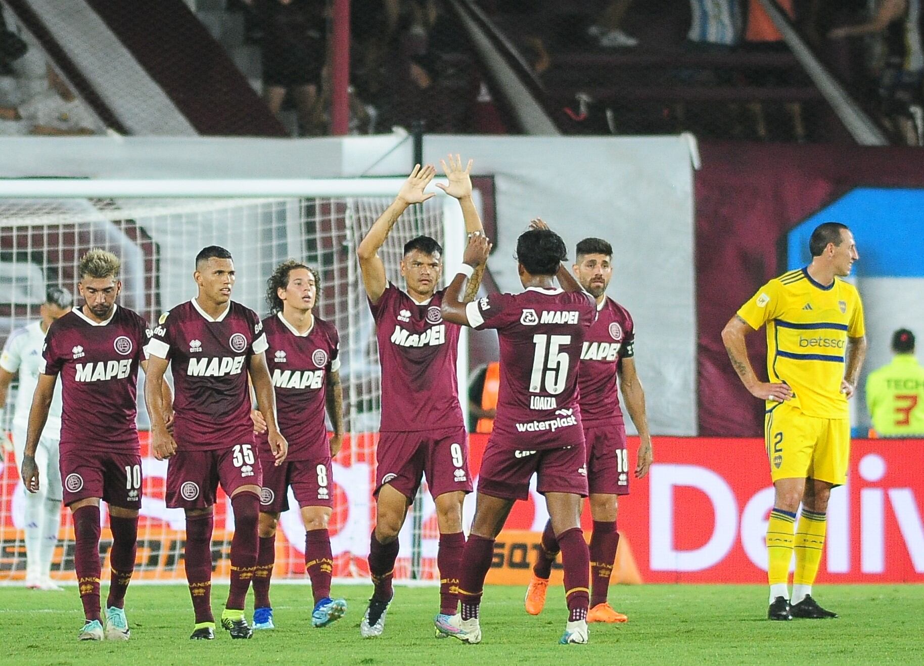 Bou y todo Lanús festejan el 1-0 parcial del equipo ante Boca, por la Copa de la Liga Profesional. (Fotobaires)