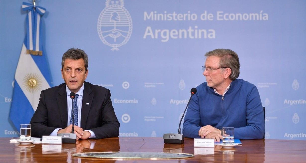 Juan José Bahillo, secretario de Agricultura, junto a Sergio Massa