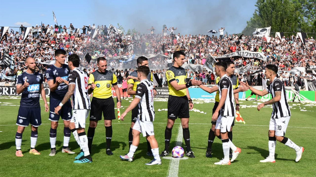 Superclásico del fútbol Mendoza. En el Víctor Legotaglie, Gimnasia y Esgrima e Independiente Rivadavia juegan un cruce histórico en la Primera Nacional. / Mariana Villa (Los Andes). 