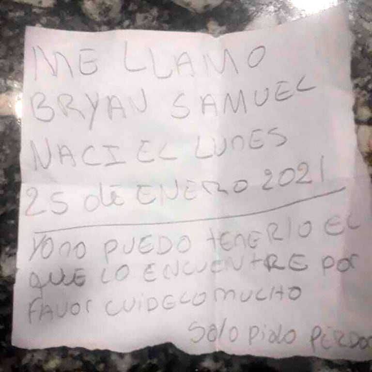 "Me llamo Bryan Samuel" comenzaba la carta que tenía colgada en la ropa el bebe.