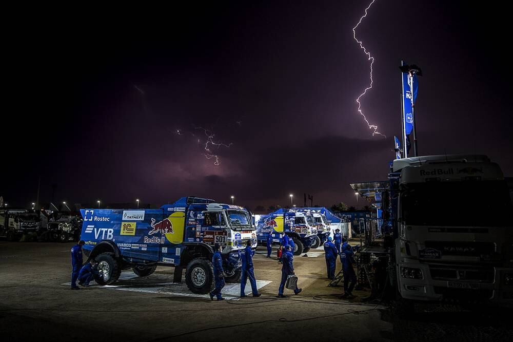 Una tormenta eléctrica es el marco de la noche del día de descanso del Dakar 2021.