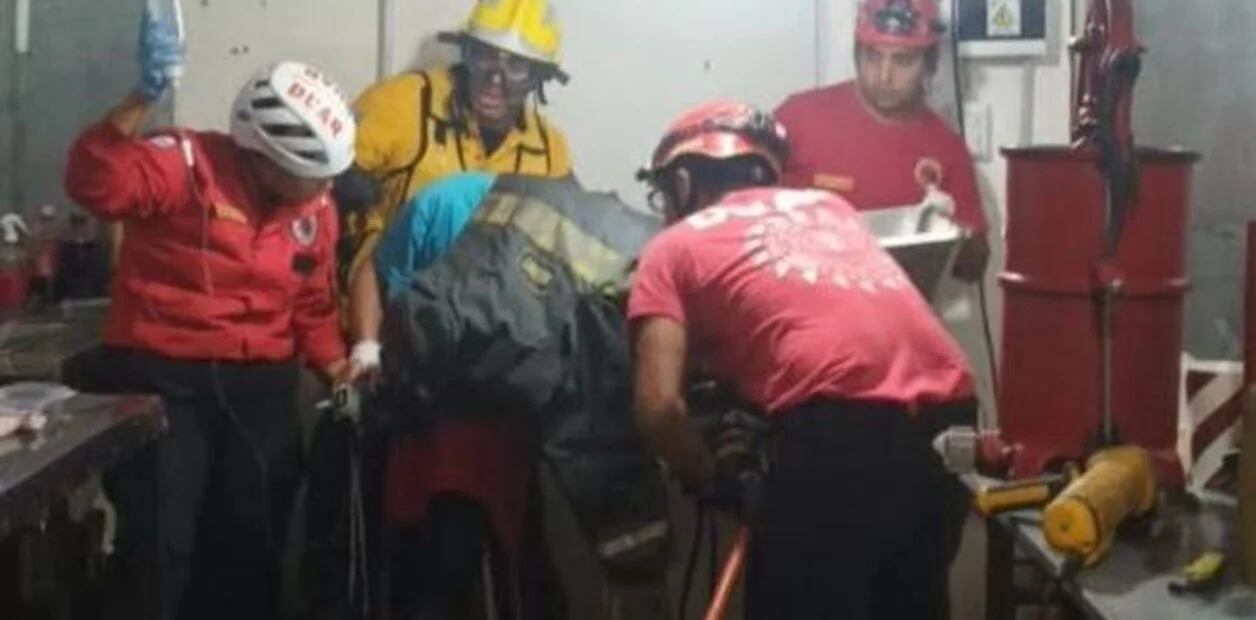 Personal de Bomberos trabajaron en el lugar para liberar al carnicero. Foto: Cadena 3