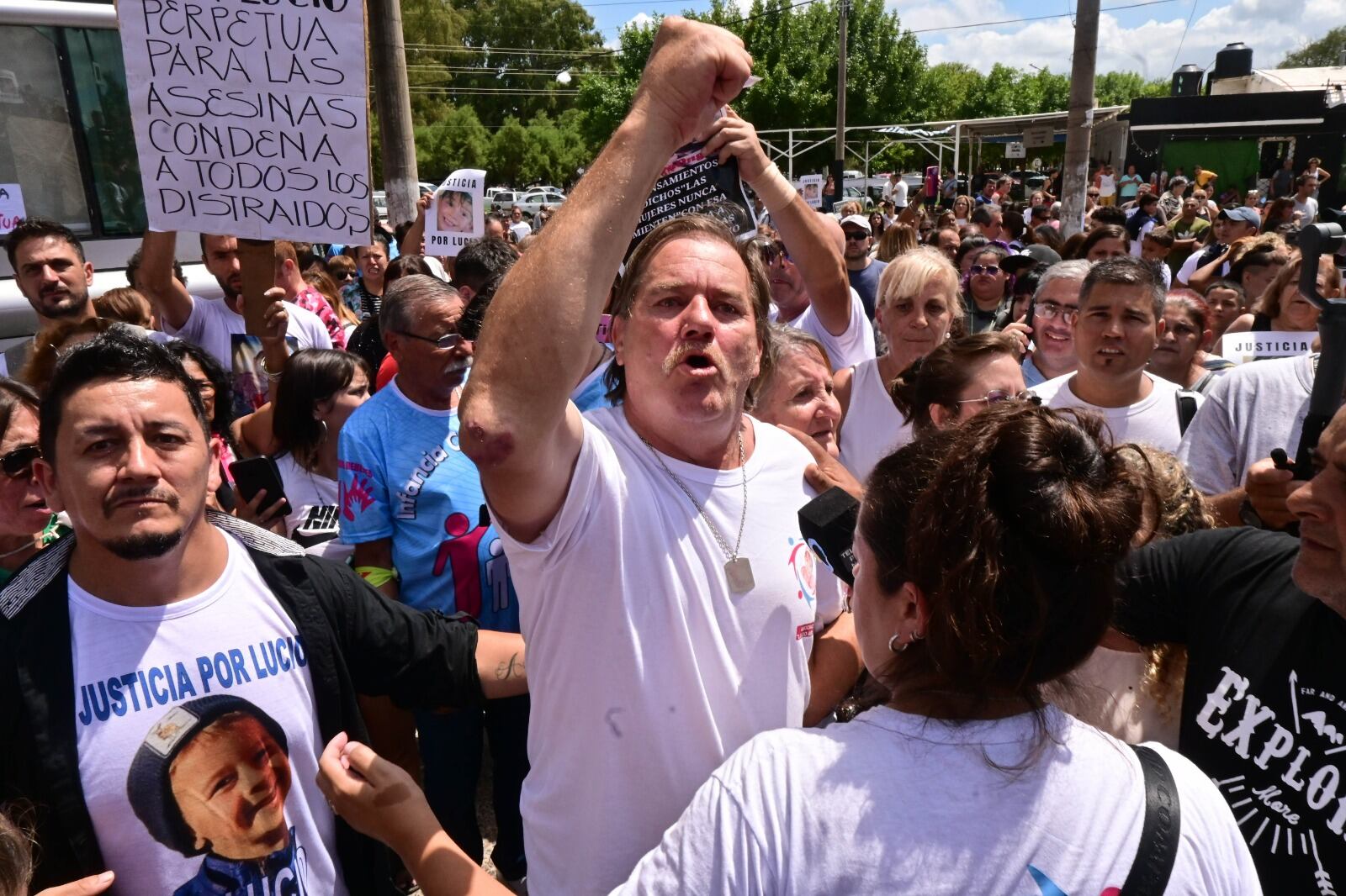 Ramón Dupuy, abuelo de Lucio, en una marcha en pedido de justicia por el crimen de su nieto (Foto Clarín)