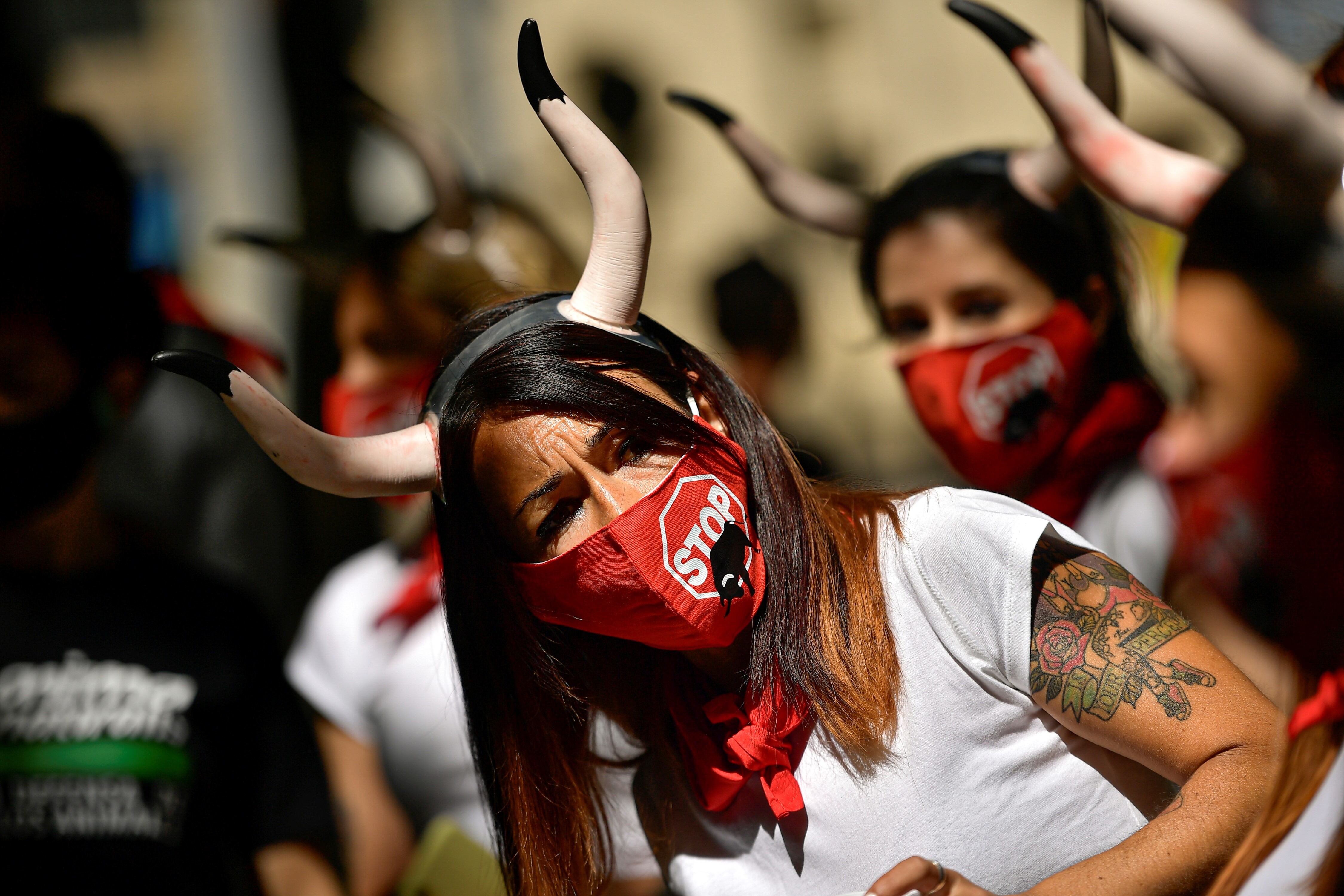 Manifestantes protestaron contra las corridas de toros.