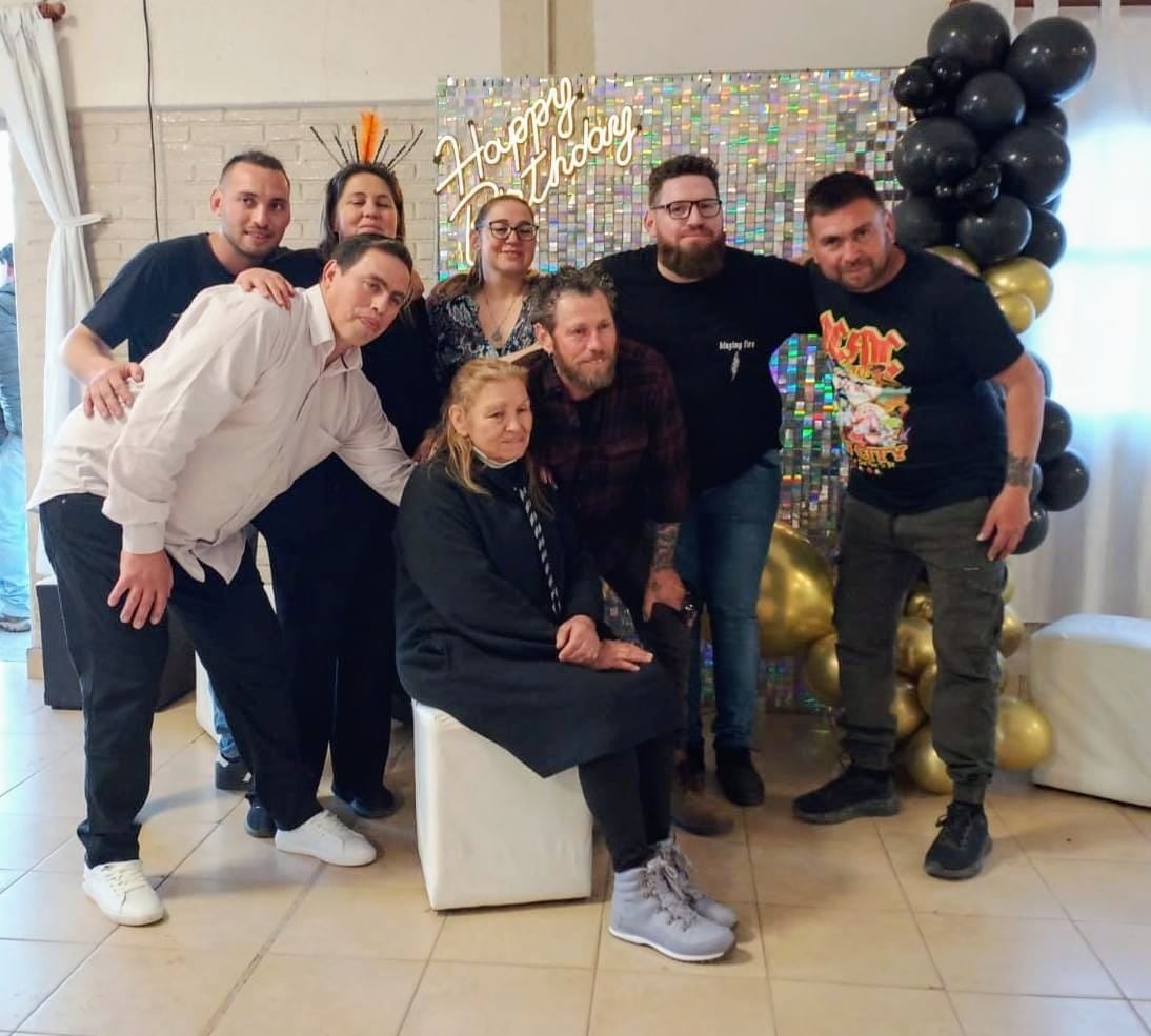 Gabriela Aveiro junto a su familia en el cumpleaños solidario