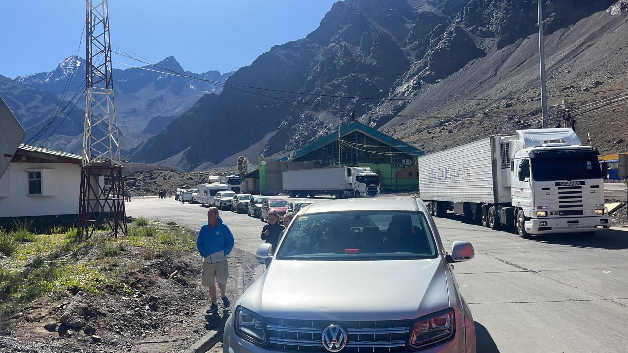 Cinco horas de espera en el complejo Los Libertadores. Gentileza / Gendarmería