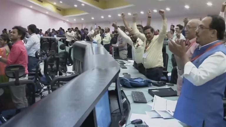 India hizo historia y logró aterrizar en el polo sur de la Luna con la nave Chandrayaan-3. Foto: captura.