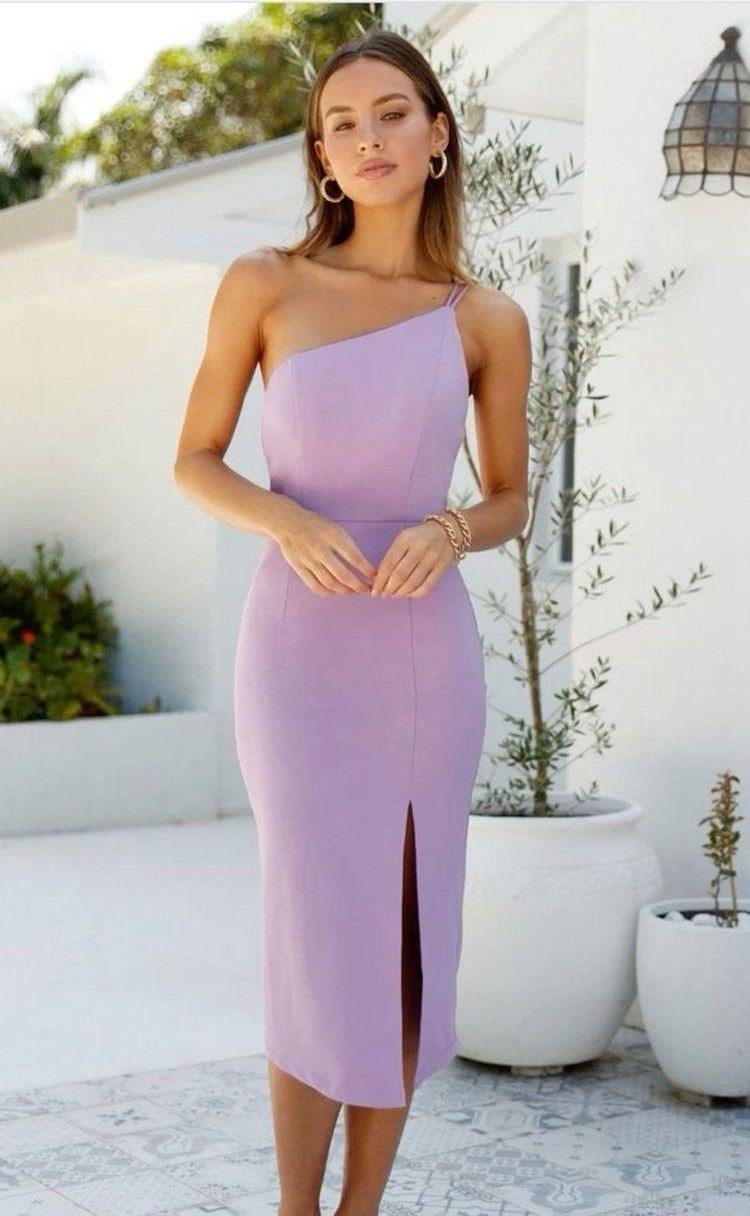 Para las que buscan un estilo más romántico, coqueto y que resalte sus curvas, una buena opción es el vestido midi; es decir, uno que llegue hasta abajo de la rodilla y sea pegado al cuerpo.