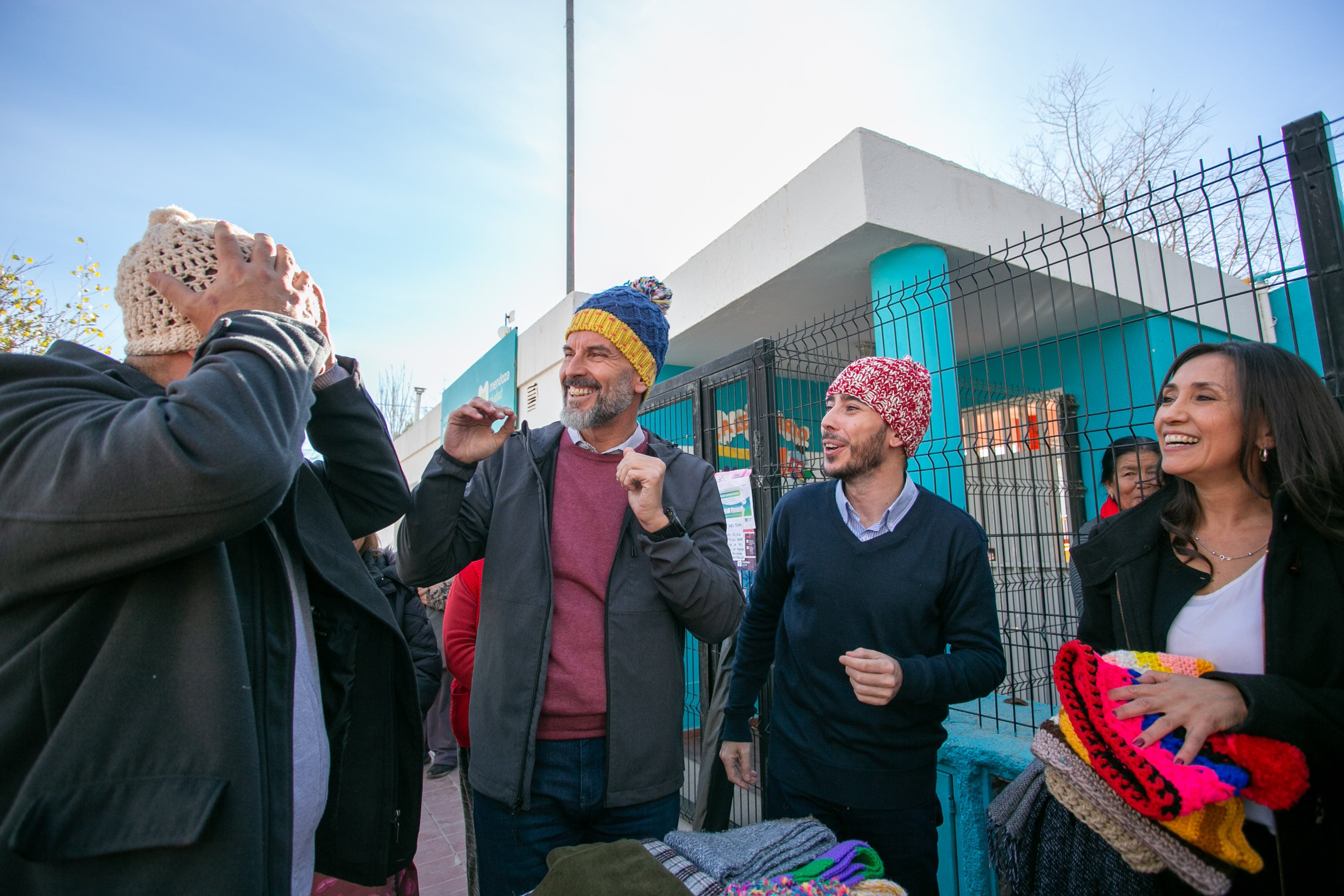 El intendente Ulpiano Suarez entregó abrigos confeccionados por las “Tejedoras Solidarias”.