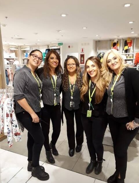 Un grupo de compañeras de Falabella del Shopping, posa para la foto.
