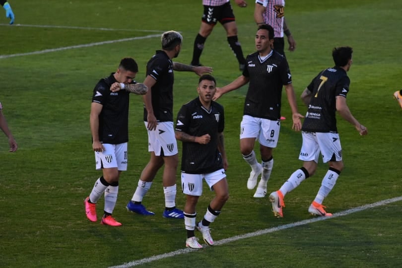 Los jugadores del Lobo felicitan a Nico Romano e inmediatamente piden su reemplazo porque se rompió los meniscos. / Mariana Villa (Los Andes).