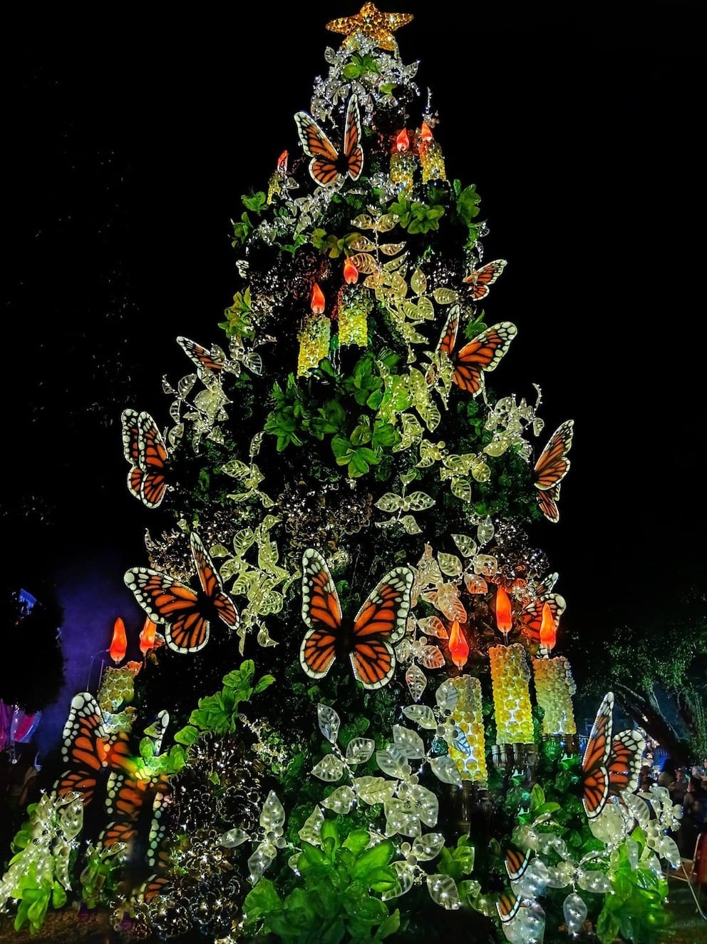 El árbol de 14 metros se incendió por una falla en el cortocircuito de las luces. Foto: Gentileza Infobae.