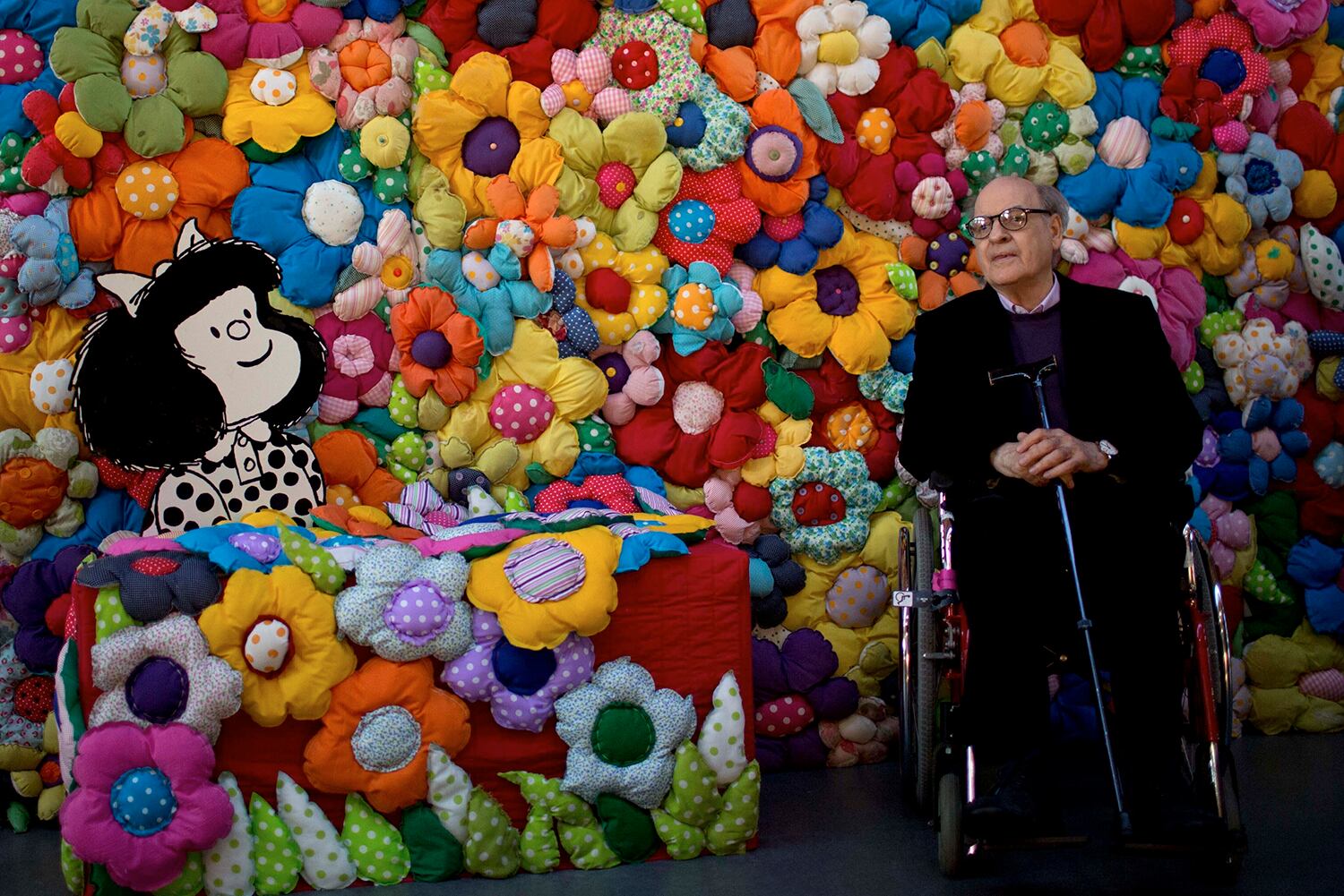 En esta foto del 15 de septiembre de 2014, el caricaturista argentino Joaquín Salvador Lavado, "Quino", posa junto a su personaje de Mafalda en la exposición "El mundo según Mafalda", en Buenos Aires.