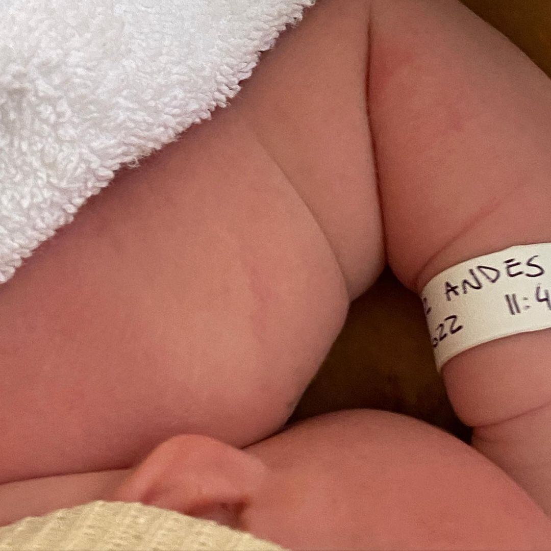 Benjamín Amado mostró la primera foto de su hija Andes.