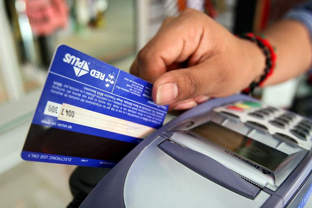 El local no puede cobrar recargos por pagar con tarjeta de débito o de crédito. Foto: Web.