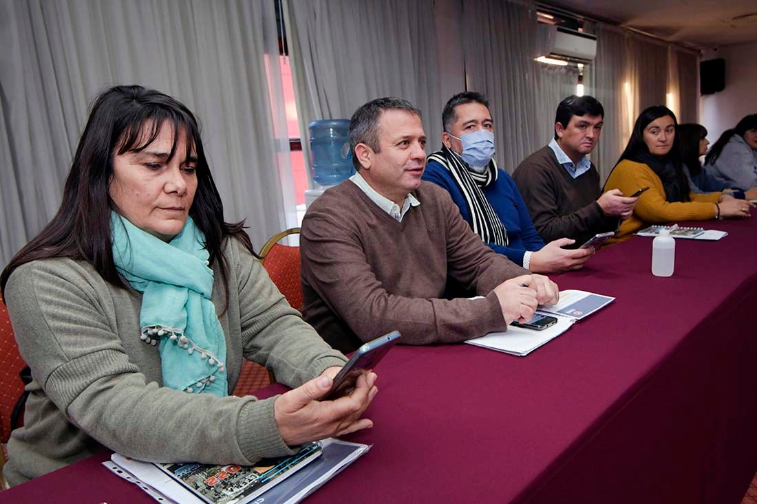 Carina Sedano y Gustavo Correa, del gremio docente.
Foto: Orlando Pelichotti / Los Andes
