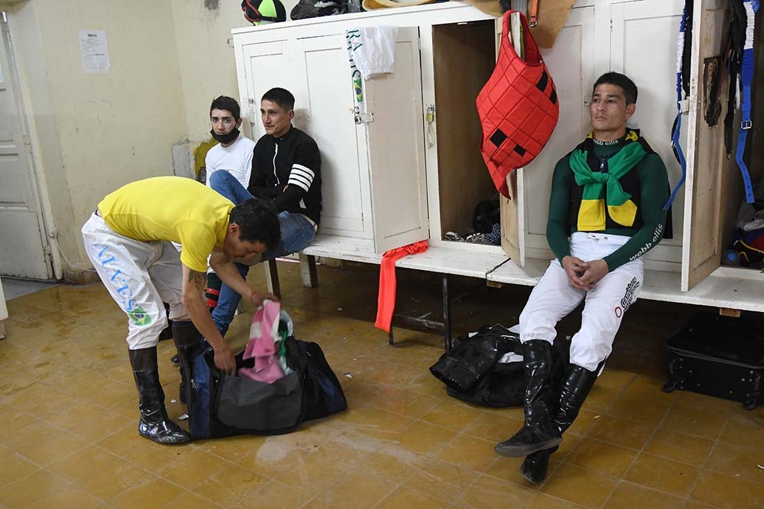 Los jockey, algunos alistándose y otros esperan impacientes la orden para poder salir a montar y largar el gran premio tan esperado