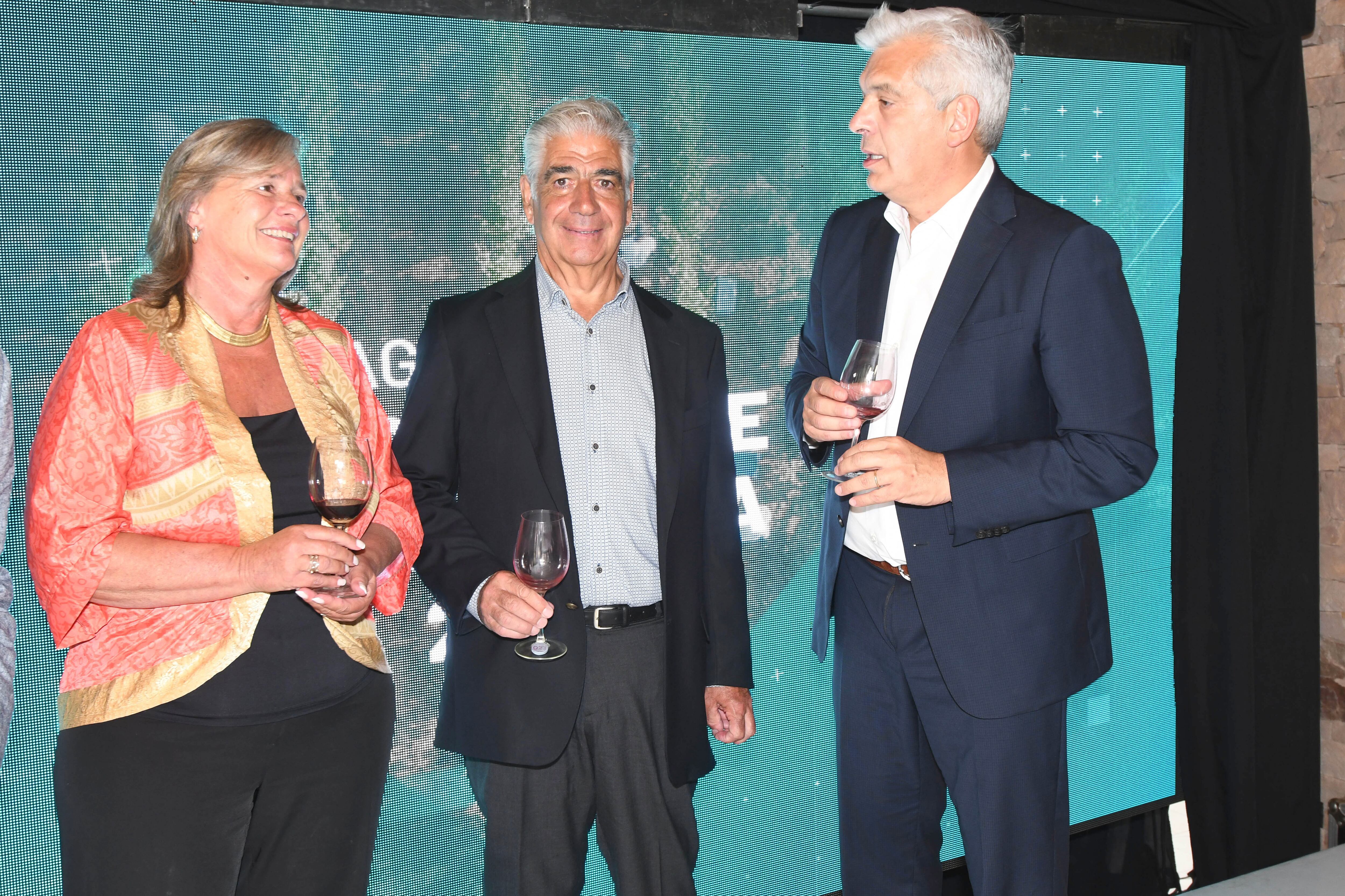 Patricia Ortiz, presidenta de Bodegas de Argentina, Angel Vespa y Julián Domínguez. Foto: José Gutiérrez / Los Andes 