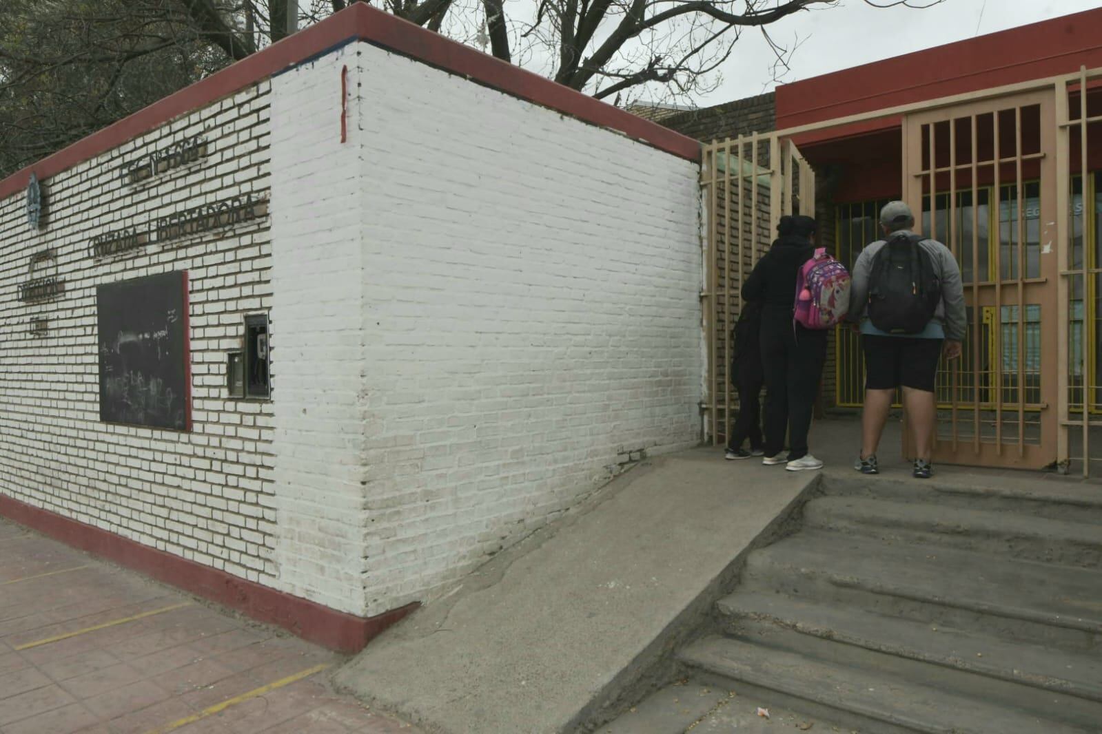 En la escuela Cruzada Libertadora (sobre calle Independencia) los padres fueron media mañana a retirar a sus hijos cuando empezó a tomar fuerza ese rumor. Orlando Pelichotti / Los Andes